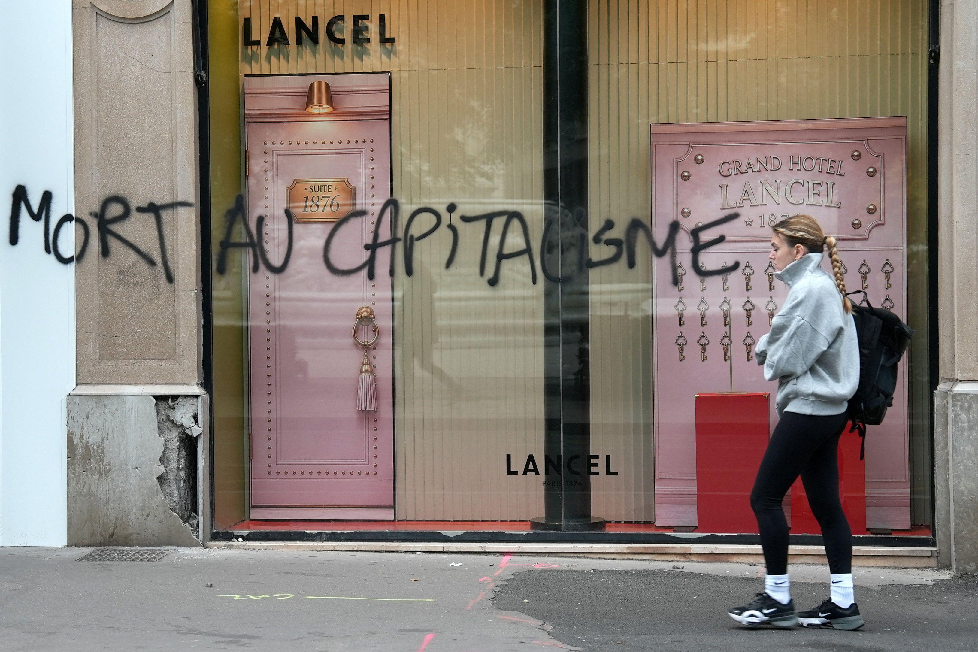 French far right looks to capitalize on unrest