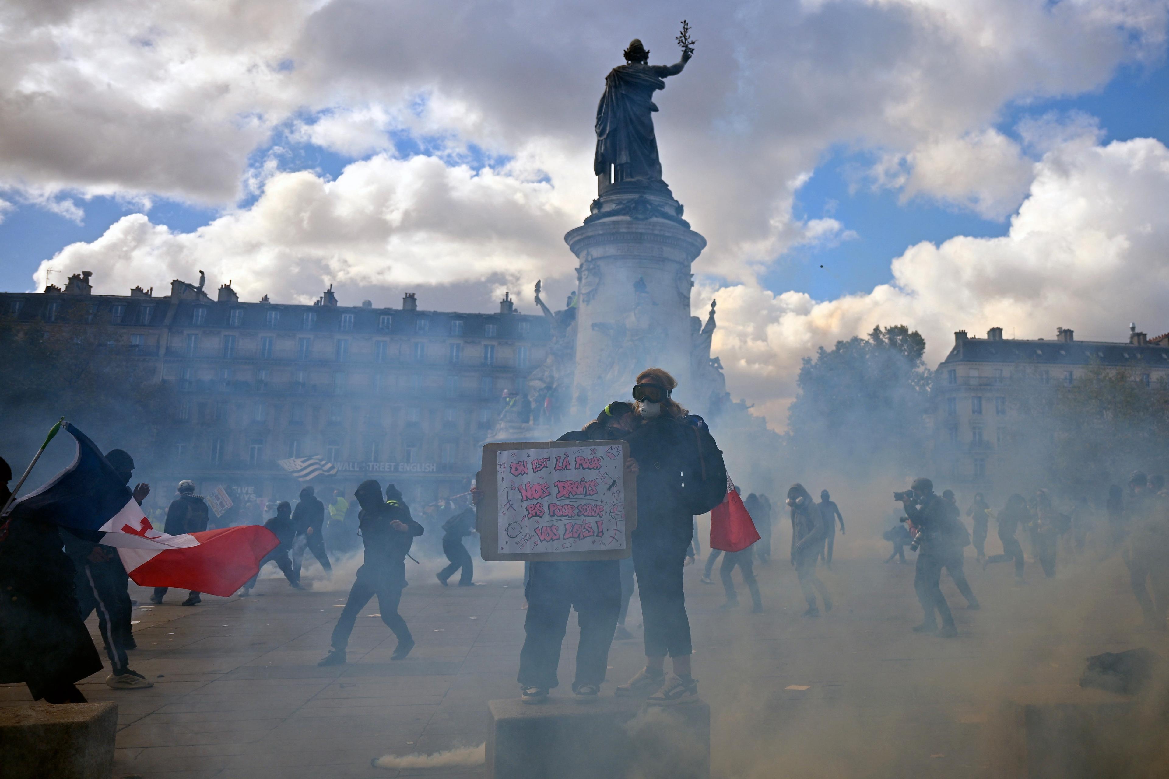Protests Against Living Costs in France Mobilize at Least 550,000 People; Government Reports 1,200 Arrests and 150 Police Officers Injured